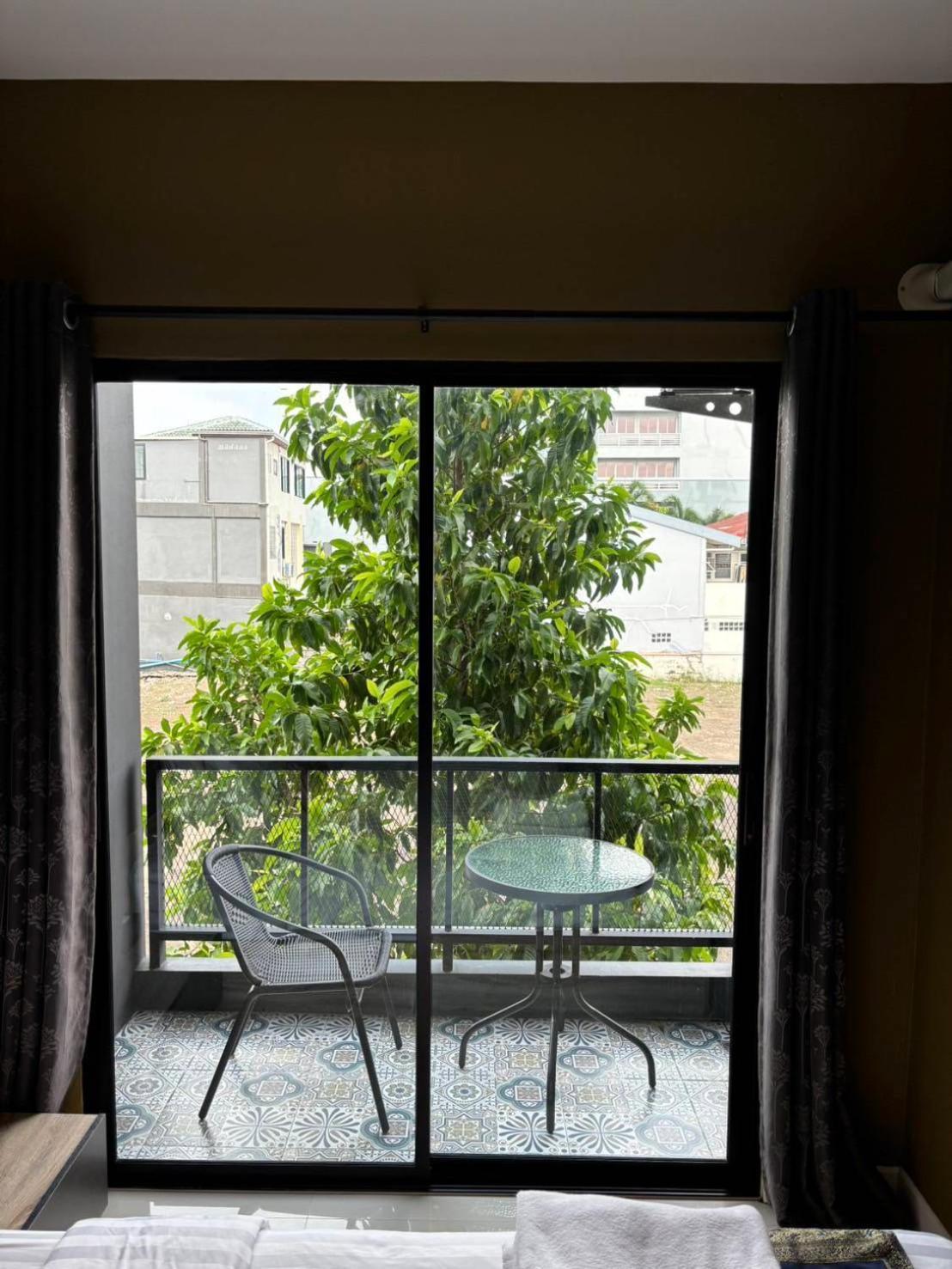 The Lantern Suites Ban Song Hong Exterior foto